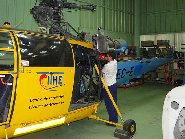 FeSMC-UGT renueva su acuerdo de colaboración con el Centro de Formación  para Mecánicos de Aeronaves CITHE